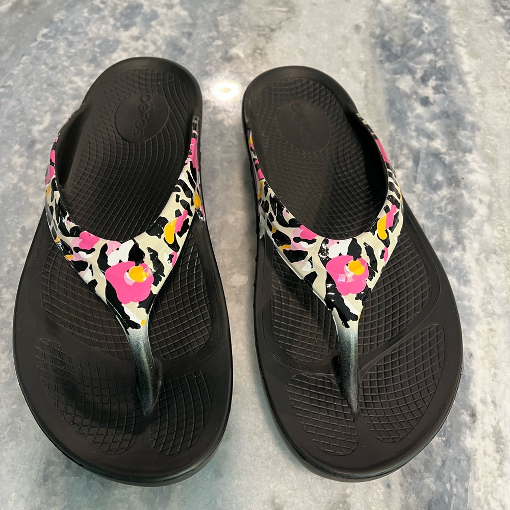 Oofos tiger lily. Size 9. New never worn . Run small fits more like an 8